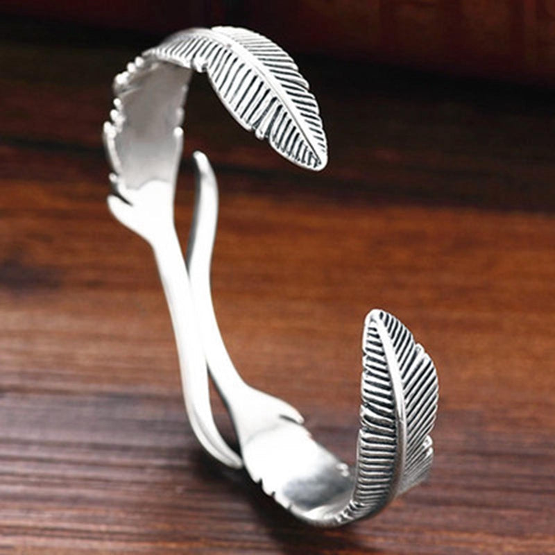 HemelVeer – Verstelbare Armband met Zilveren Veren – Bescherming & Stijl