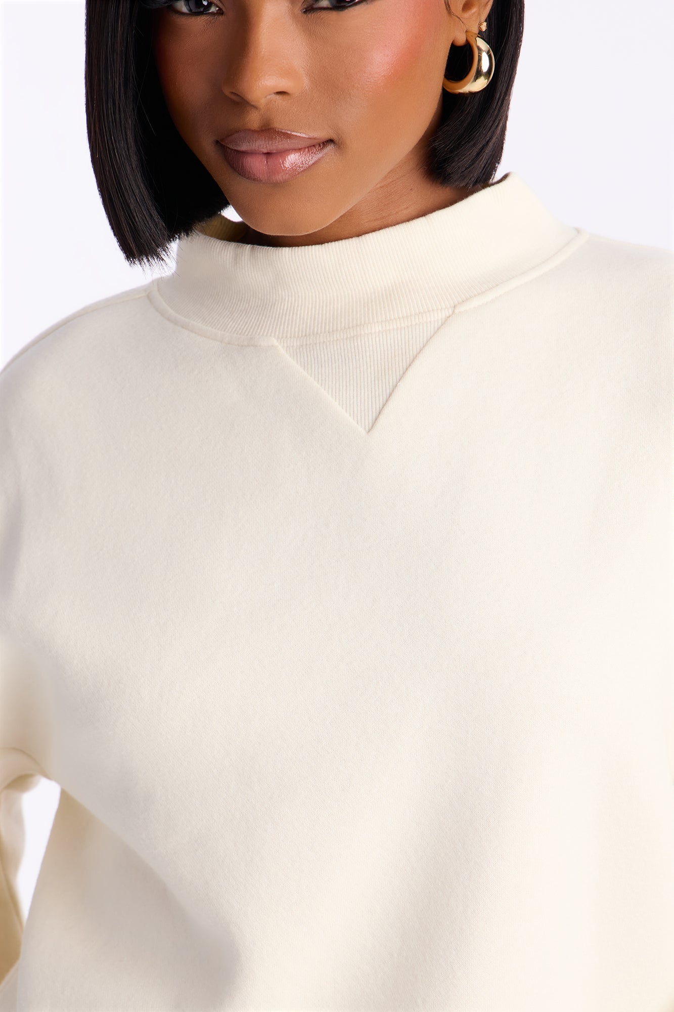 السويت شيرت الكلاسيكي ذو العنق المرتفع - كريمي