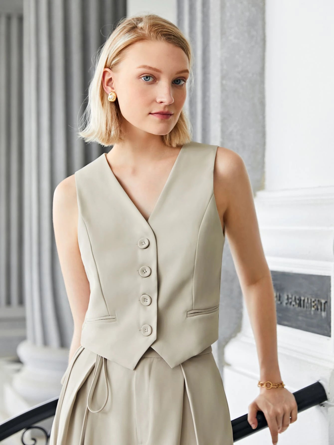 BizChic Gilet de travail kaki unicolore sans col avec col en V et boutons devant