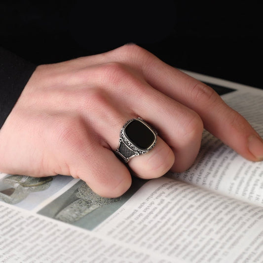 Maximus Onyx – Krachtige Herenring met Stijl