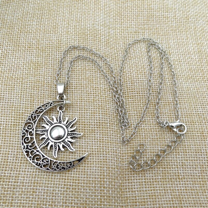ZonMaanCharm – Vintage Zon & Maan Ketting – Balans & Harmonie
