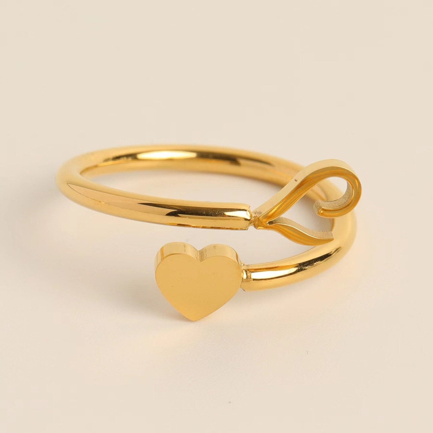 Liefdesinitiaal Ring – Persoonlijke charme met betekenisvolle gravure
