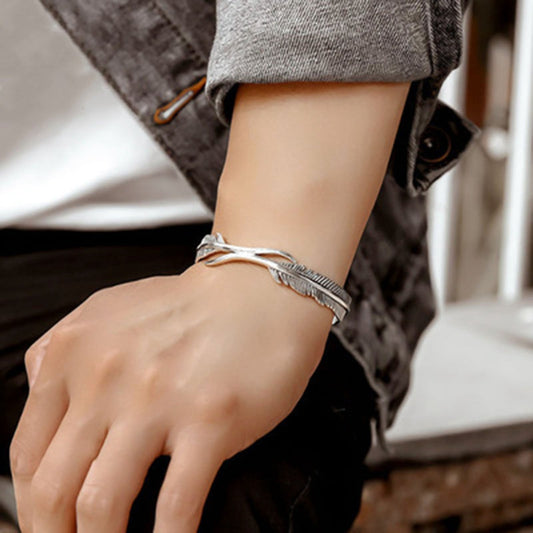 HemelVeer – Verstelbare Armband met Zilveren Veren – Bescherming & Stijl