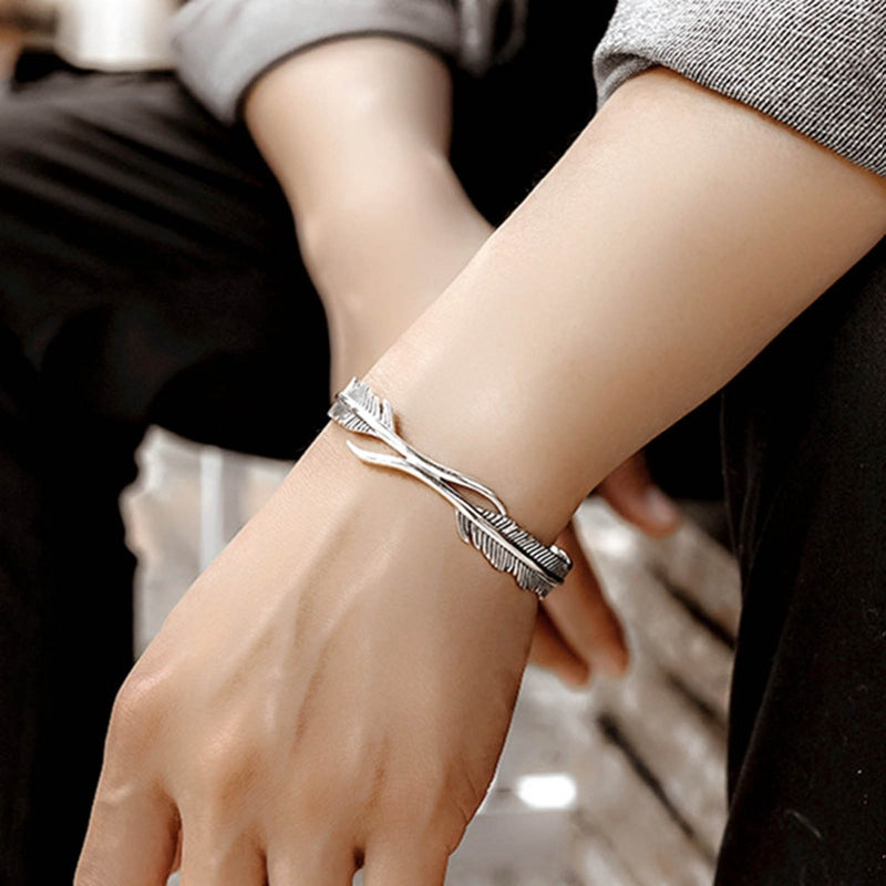 HemelVeer – Verstelbare Armband met Zilveren Veren – Bescherming & Stijl