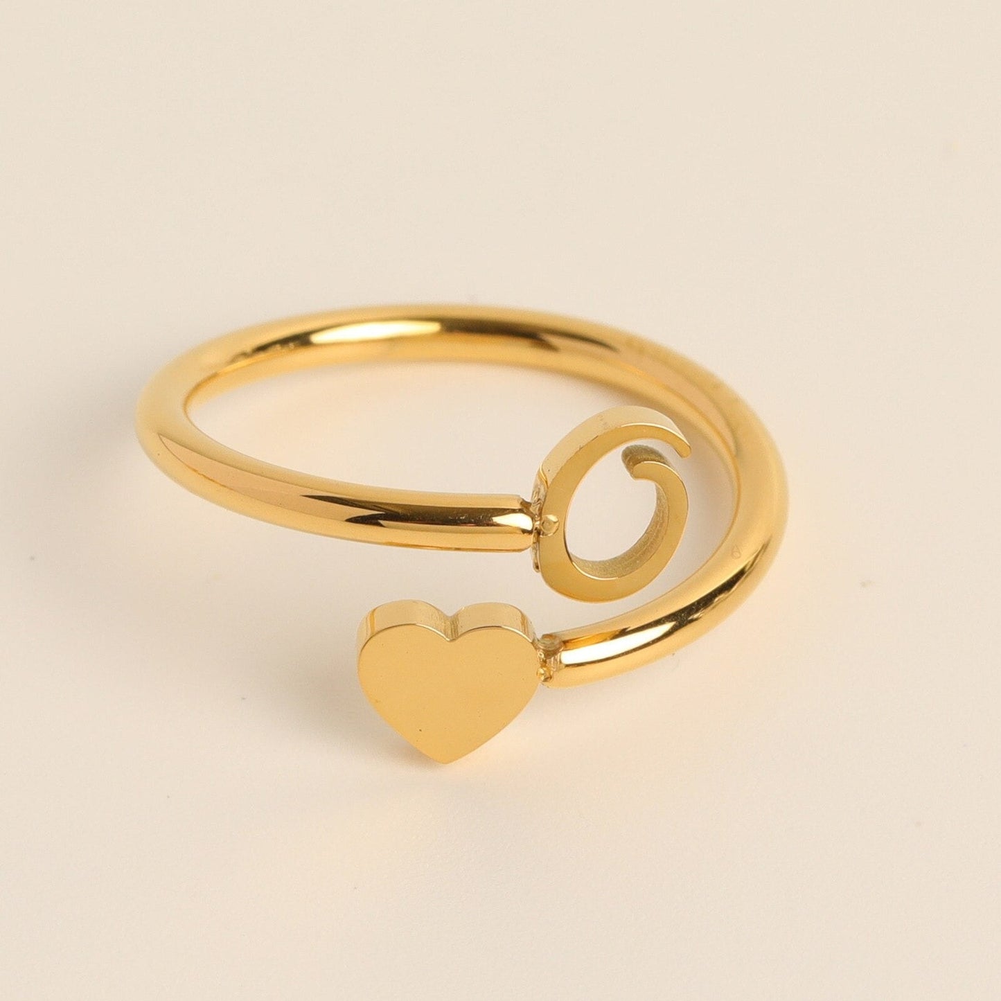 Liefdesinitiaal Ring – Persoonlijke charme met betekenisvolle gravure
