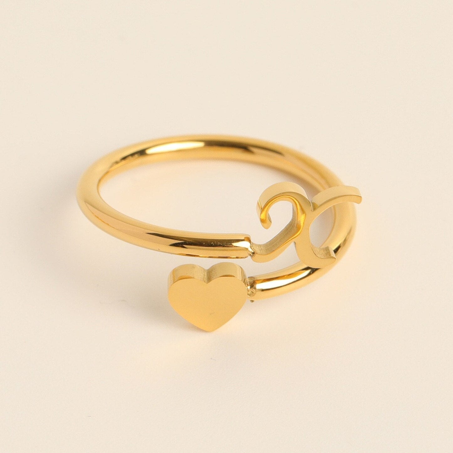 Liefdesinitiaal Ring – Persoonlijke charme met betekenisvolle gravure