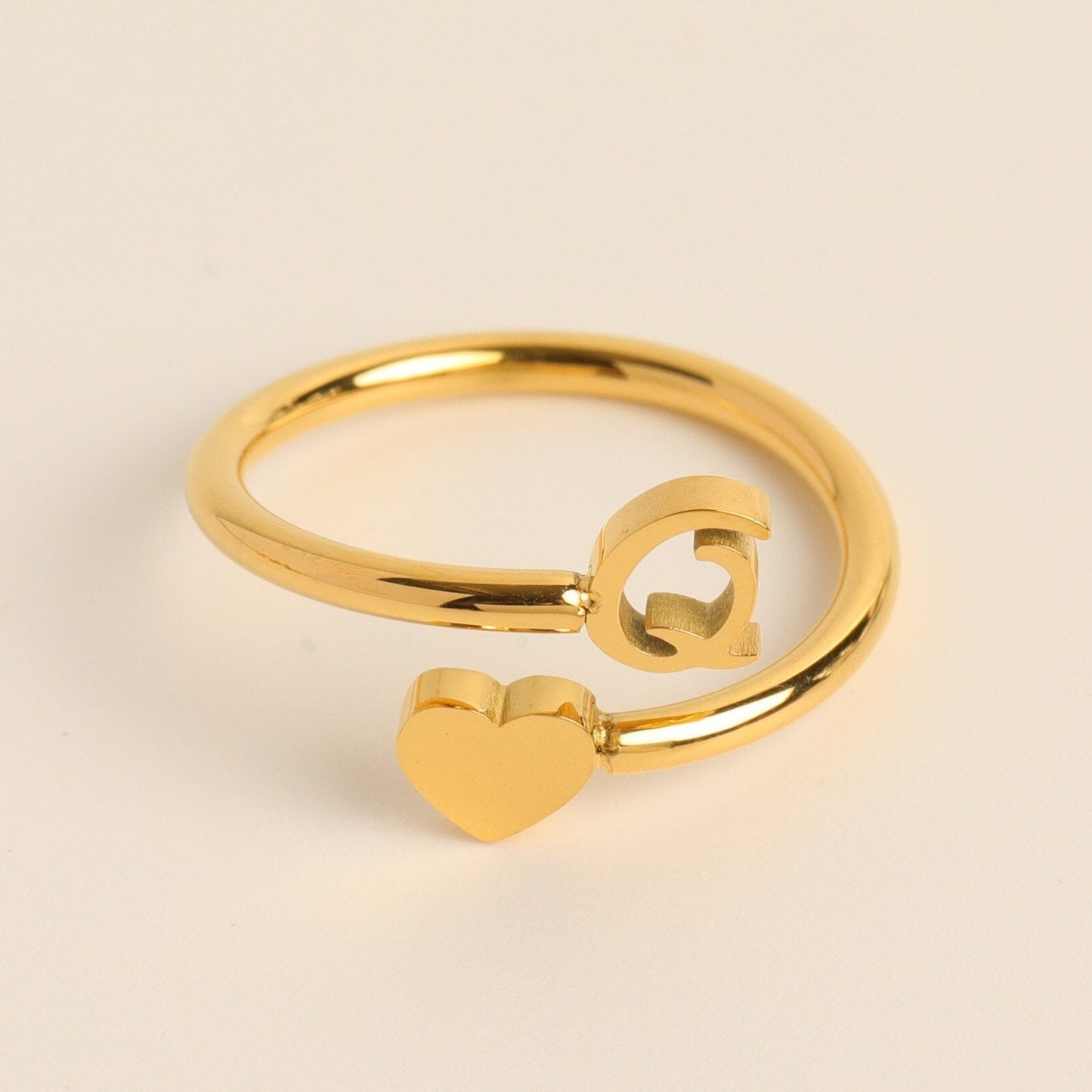 Liefdesinitiaal Ring – Persoonlijke charme met betekenisvolle gravure