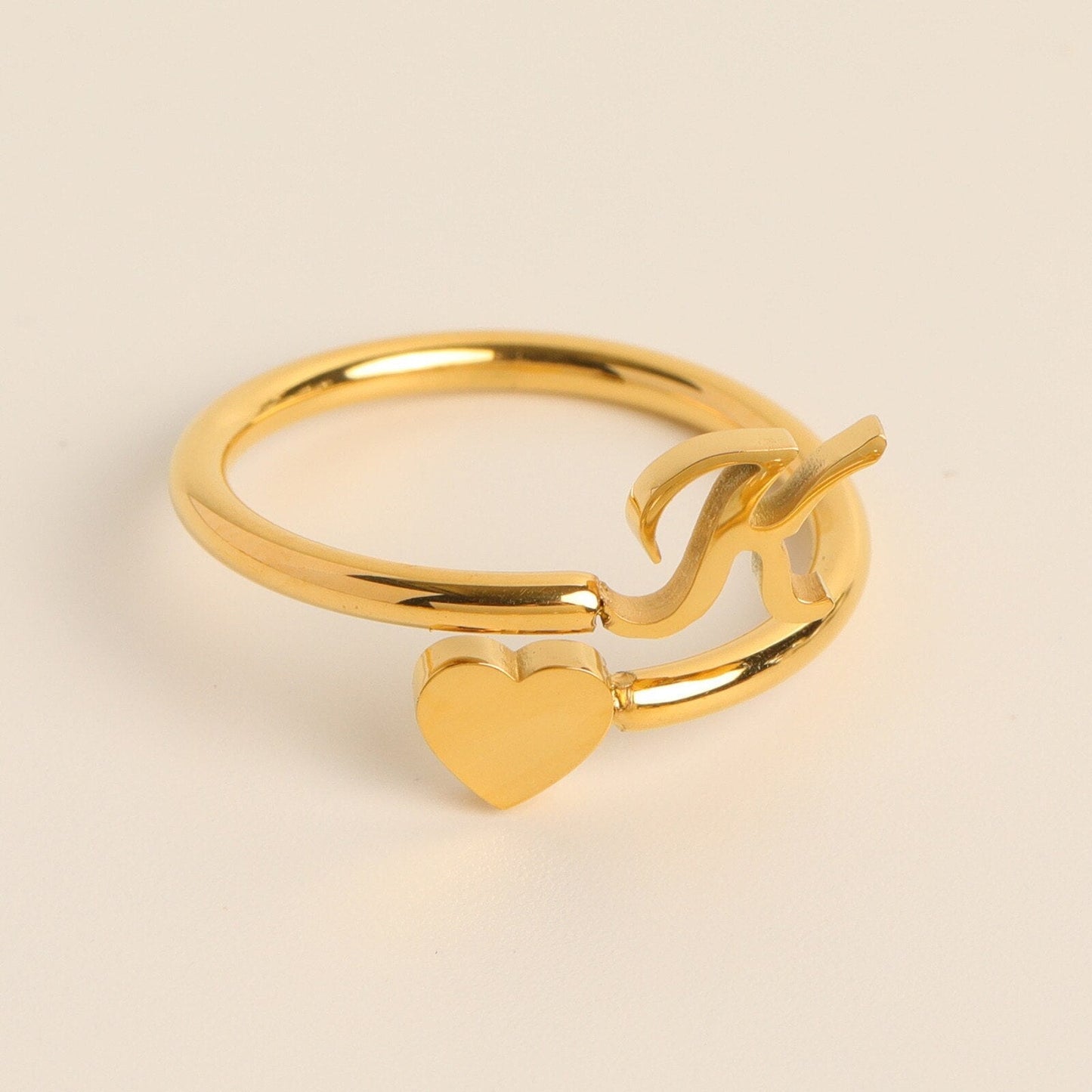 Liefdesinitiaal Ring – Persoonlijke charme met betekenisvolle gravure