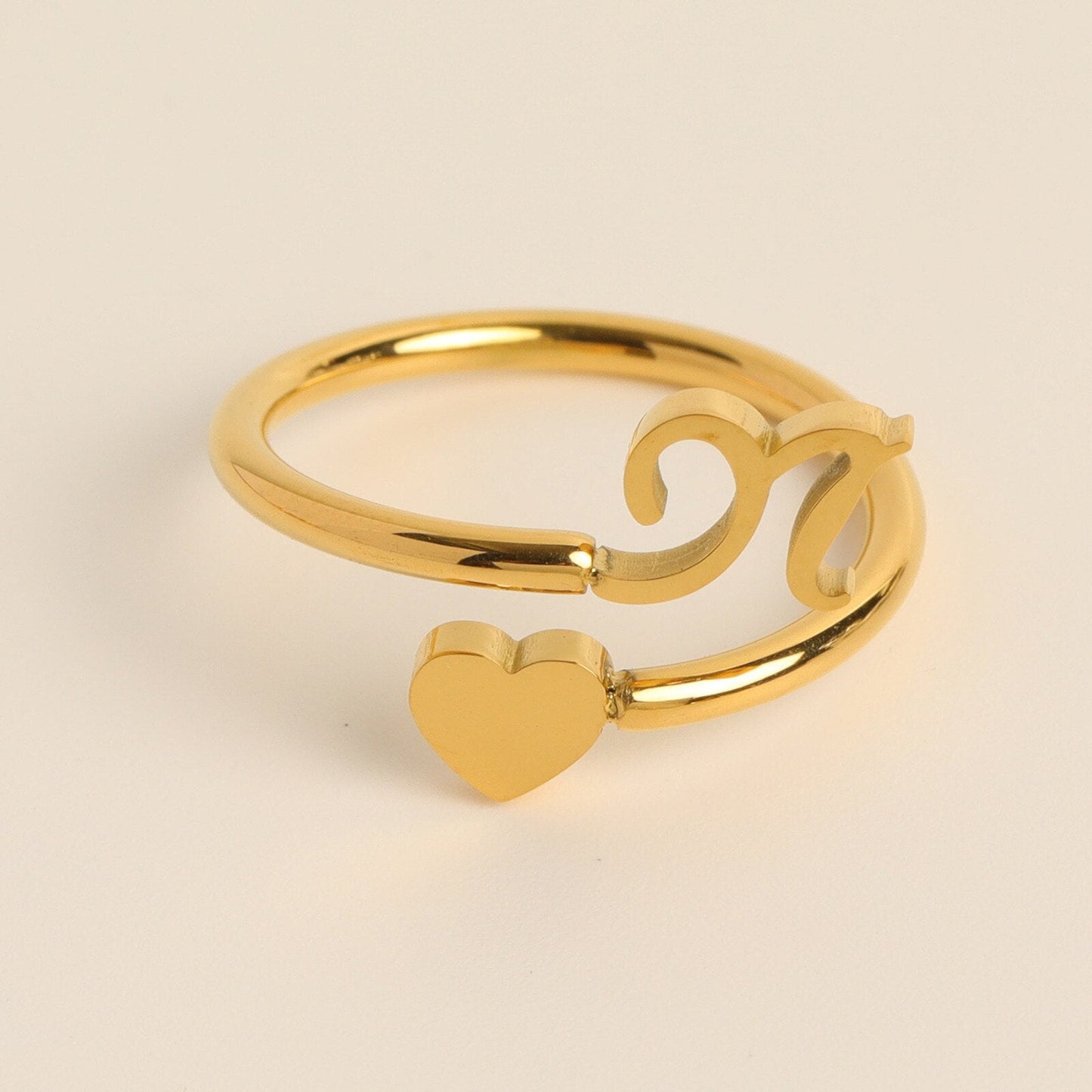 Liefdesinitiaal Ring – Persoonlijke charme met betekenisvolle gravure