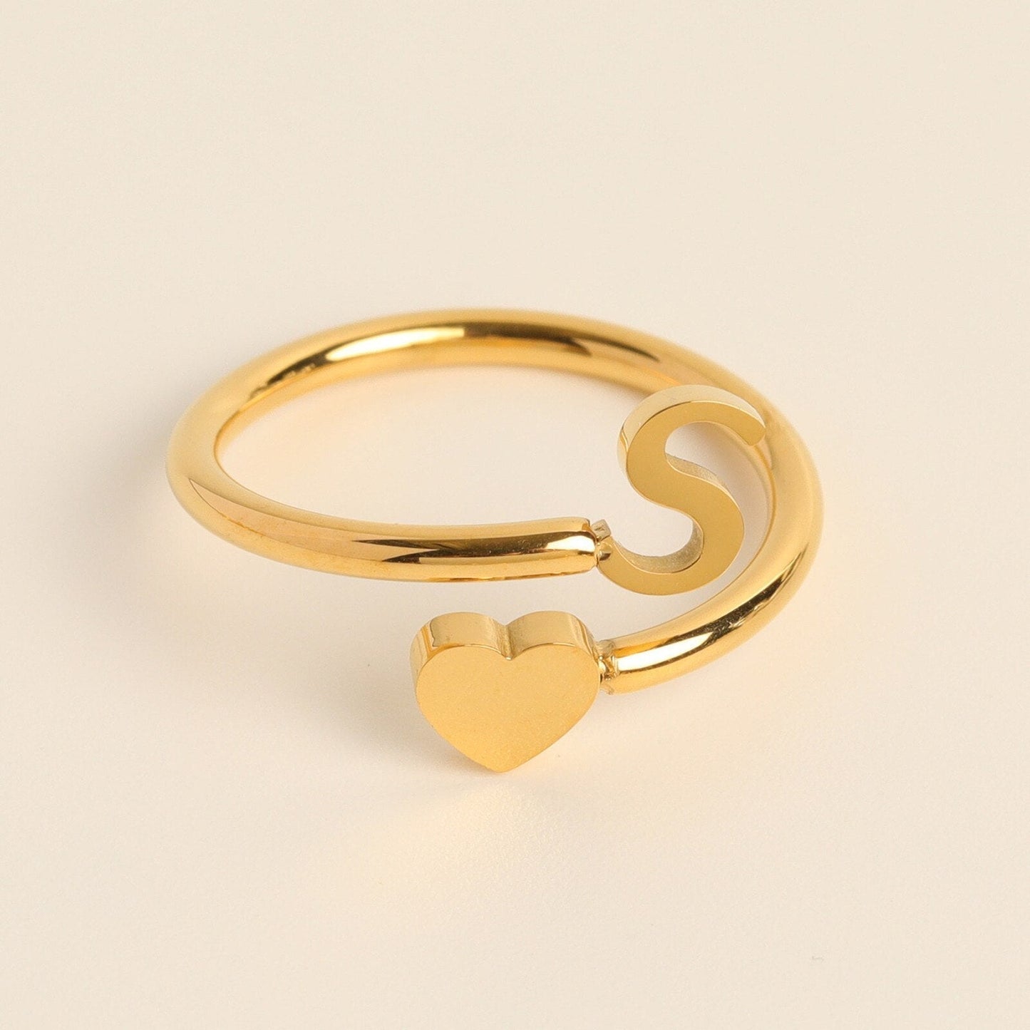 Liefdesinitiaal Ring – Persoonlijke charme met betekenisvolle gravure