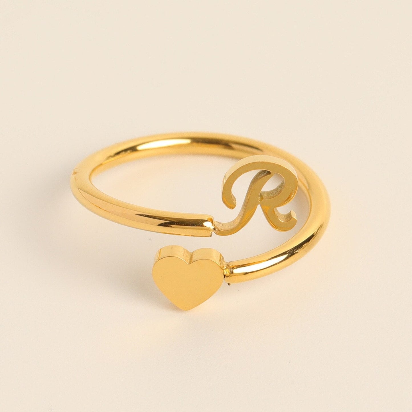 Liefdesinitiaal Ring – Persoonlijke charme met betekenisvolle gravure