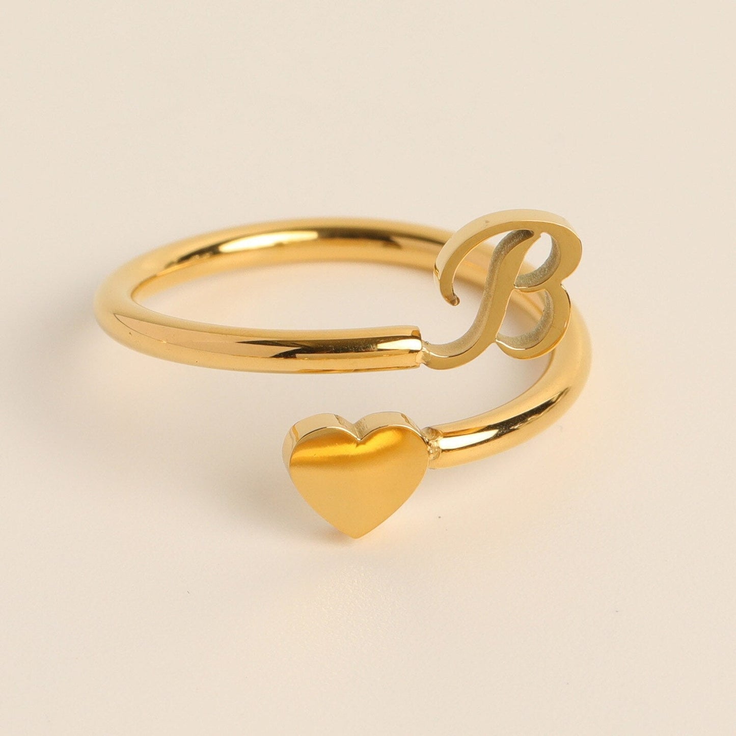 Liefdesinitiaal Ring – Persoonlijke charme met betekenisvolle gravure