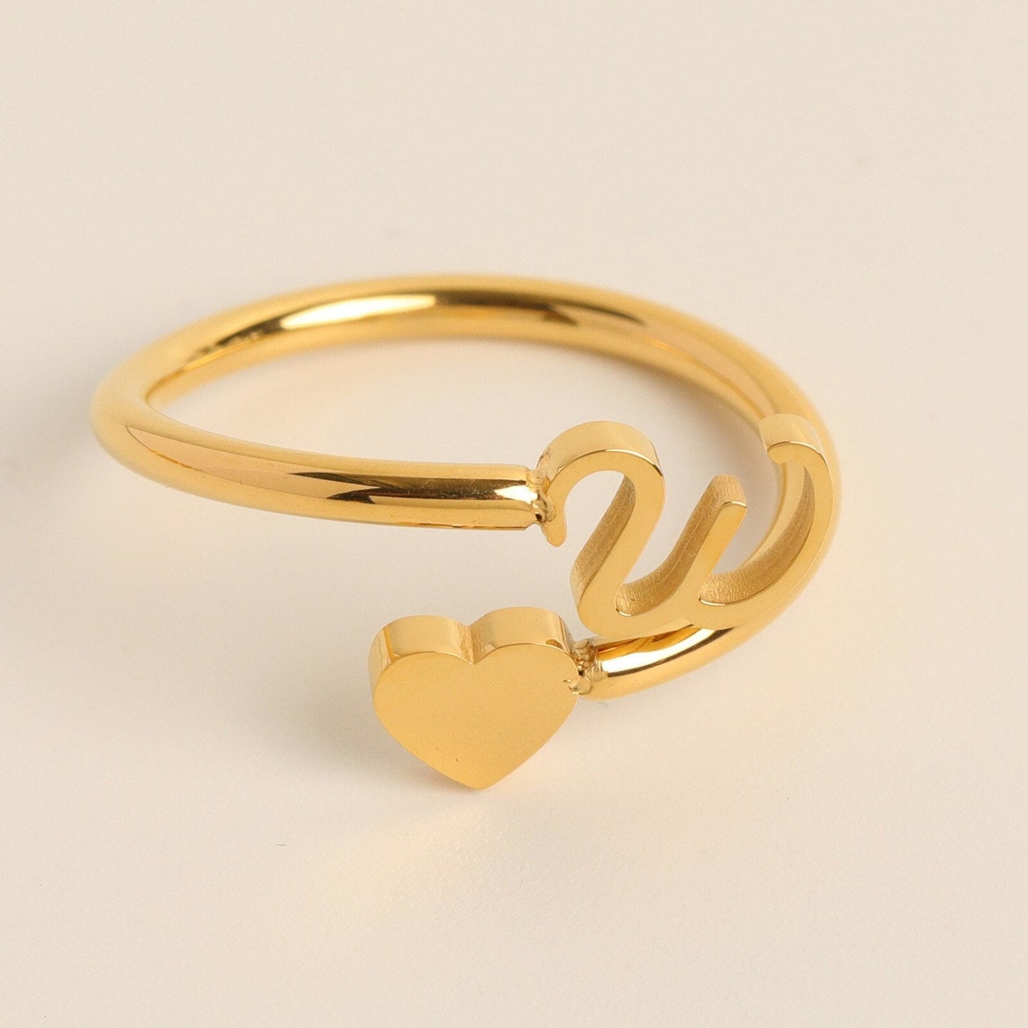 Liefdesinitiaal Ring – Persoonlijke charme met betekenisvolle gravure