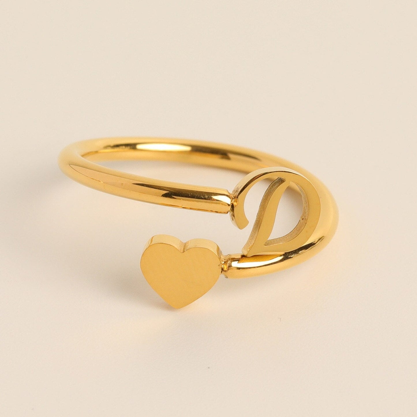 Liefdesinitiaal Ring – Persoonlijke charme met betekenisvolle gravure