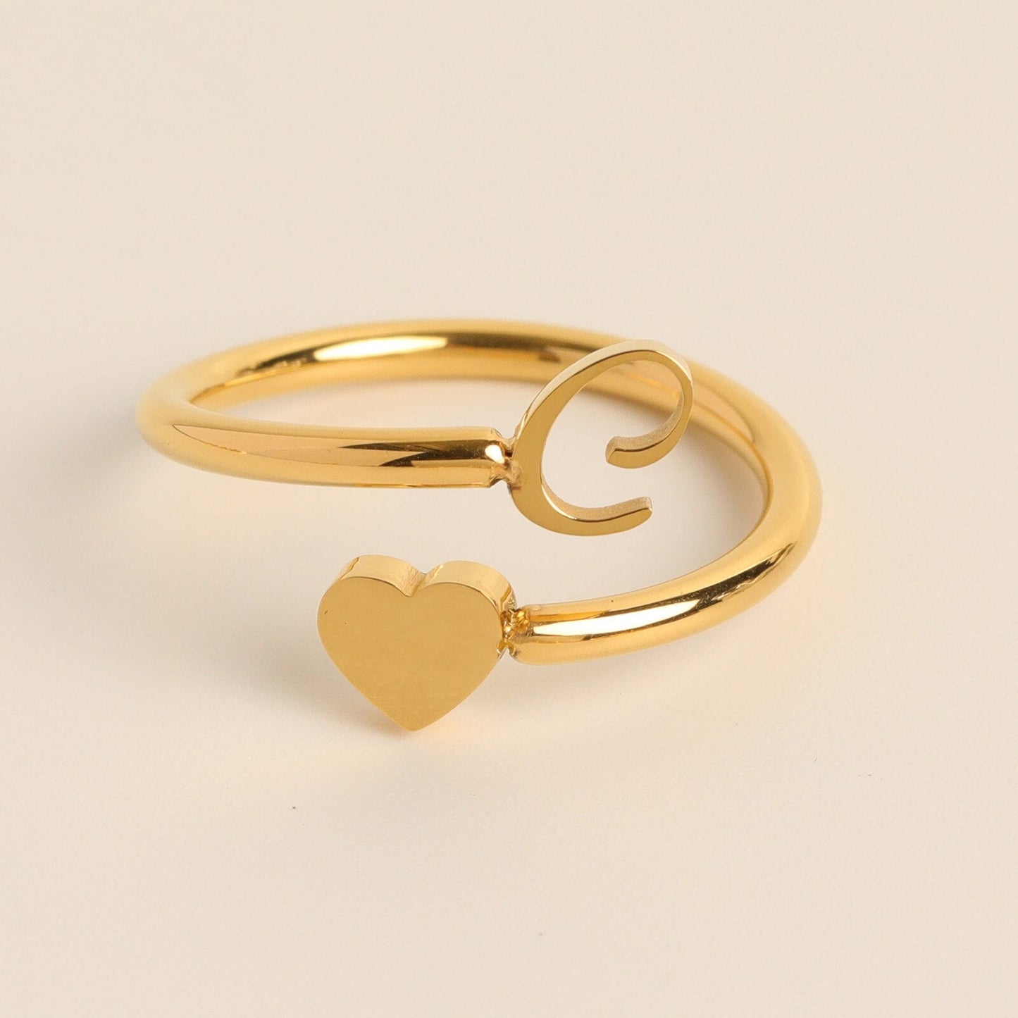 Liefdesinitiaal Ring – Persoonlijke charme met betekenisvolle gravure