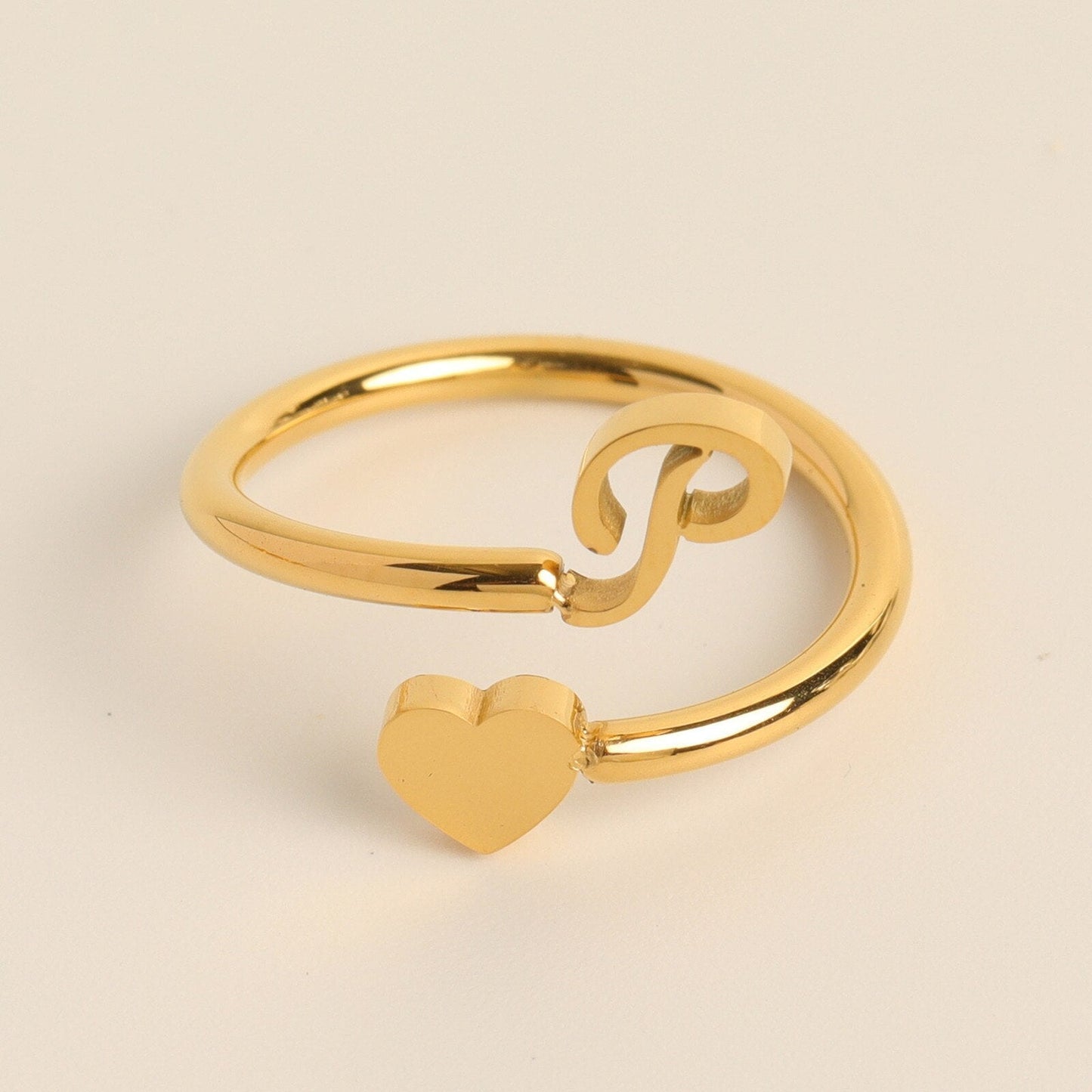 Liefdesinitiaal Ring – Persoonlijke charme met betekenisvolle gravure