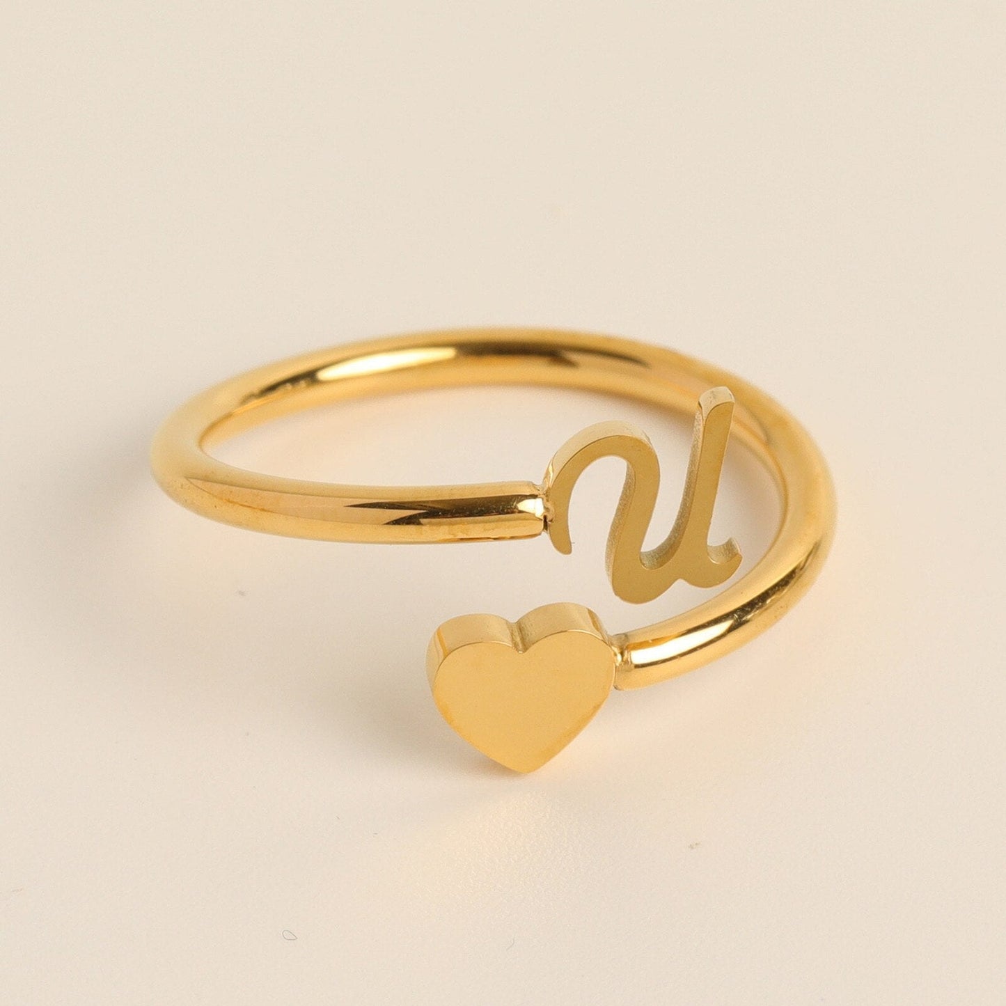 Liefdesinitiaal Ring – Persoonlijke charme met betekenisvolle gravure