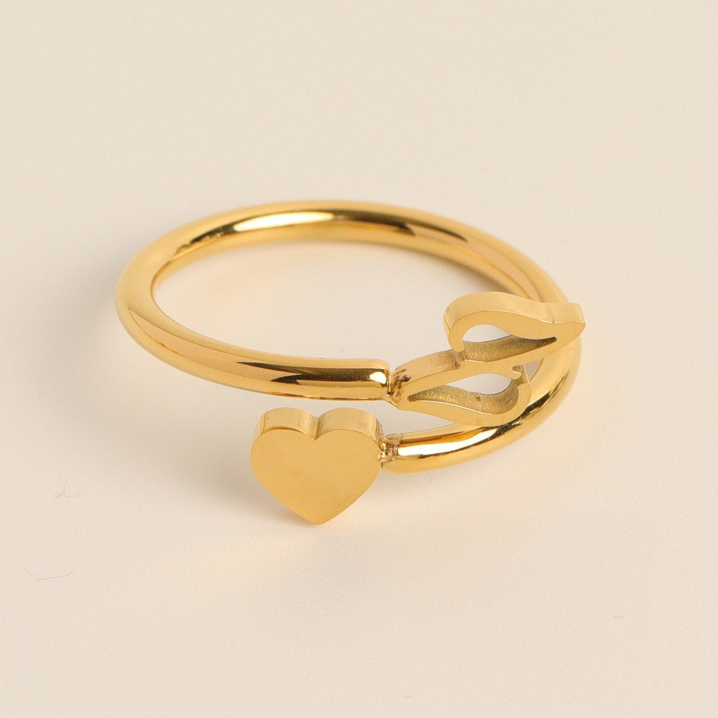 Liefdesinitiaal Ring – Persoonlijke charme met betekenisvolle gravure