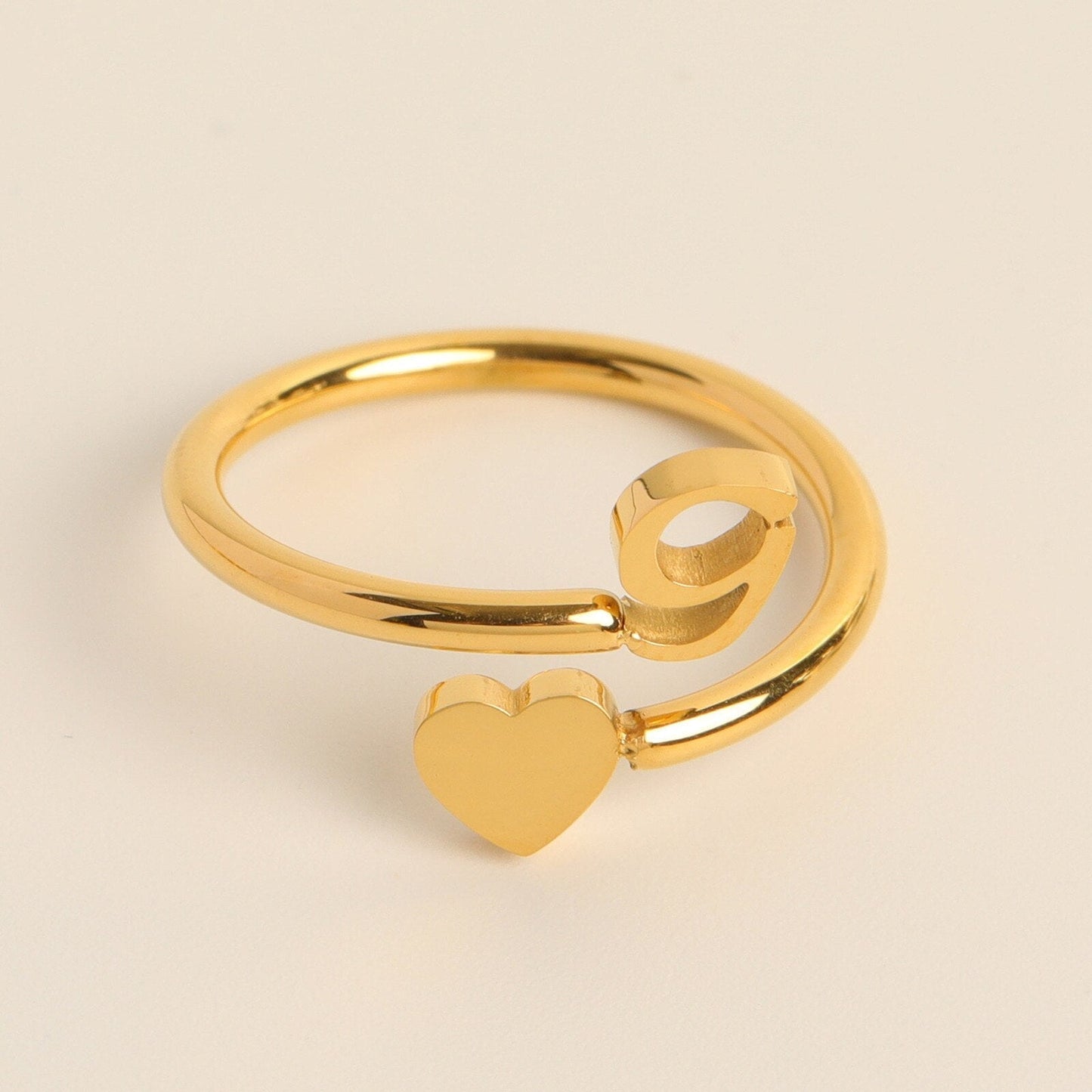 Liefdesinitiaal Ring – Persoonlijke charme met betekenisvolle gravure