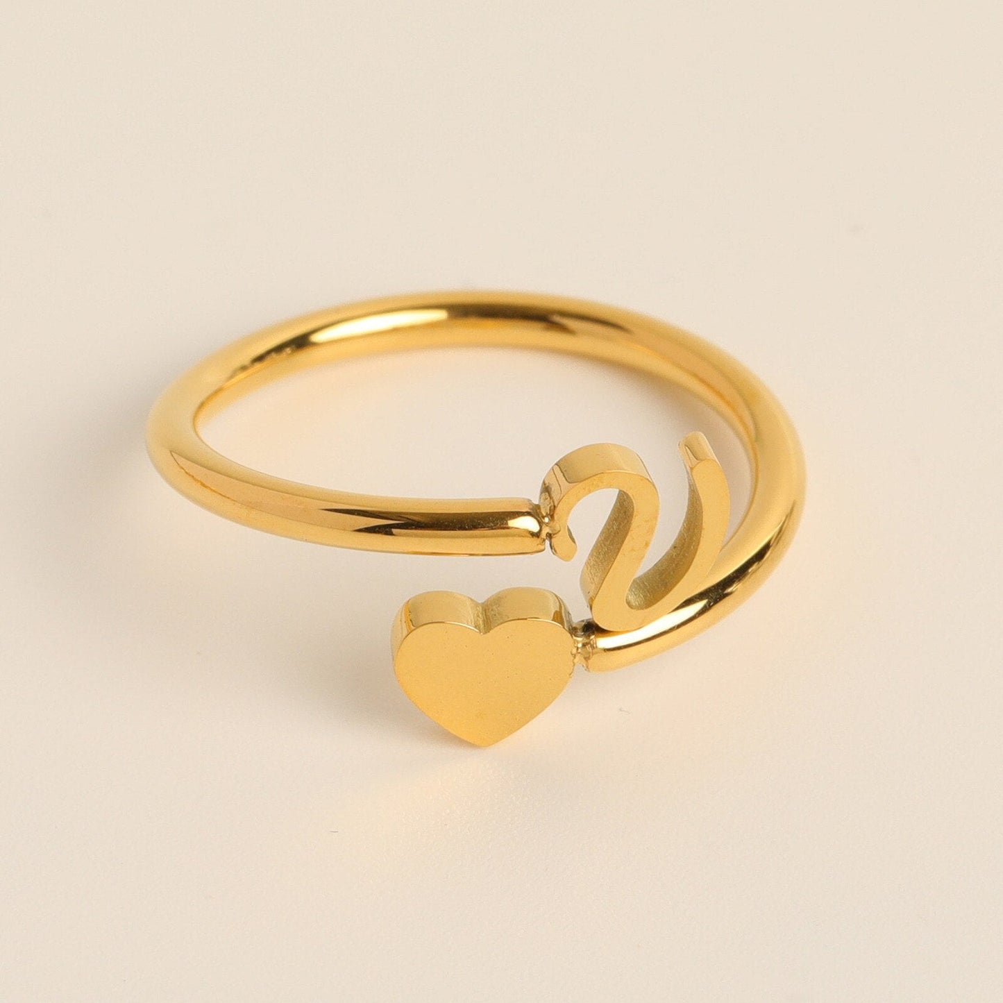 Liefdesinitiaal Ring – Persoonlijke charme met betekenisvolle gravure