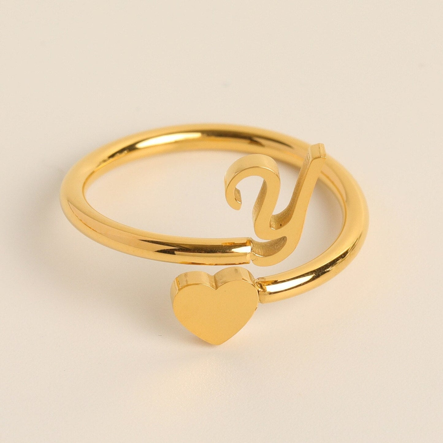 Liefdesinitiaal Ring – Persoonlijke charme met betekenisvolle gravure