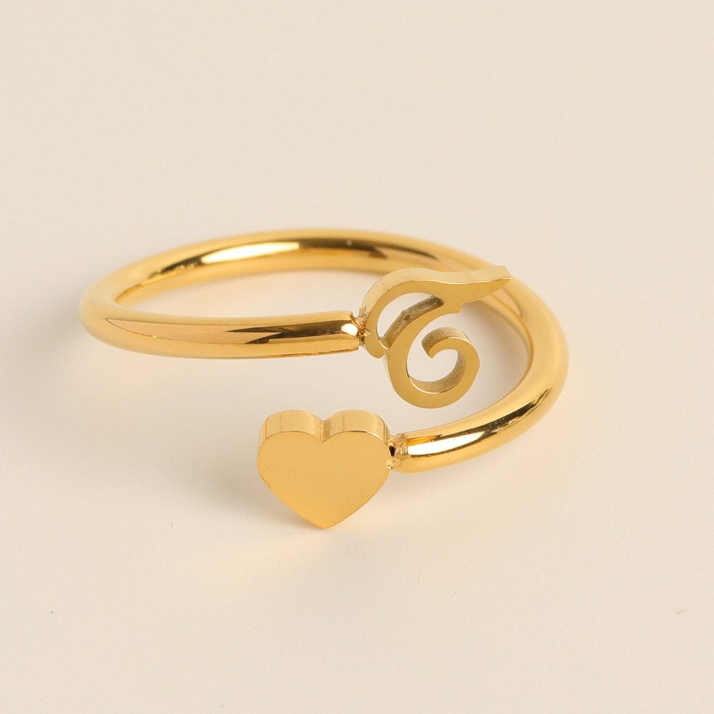 Liefdesinitiaal Ring – Persoonlijke charme met betekenisvolle gravure