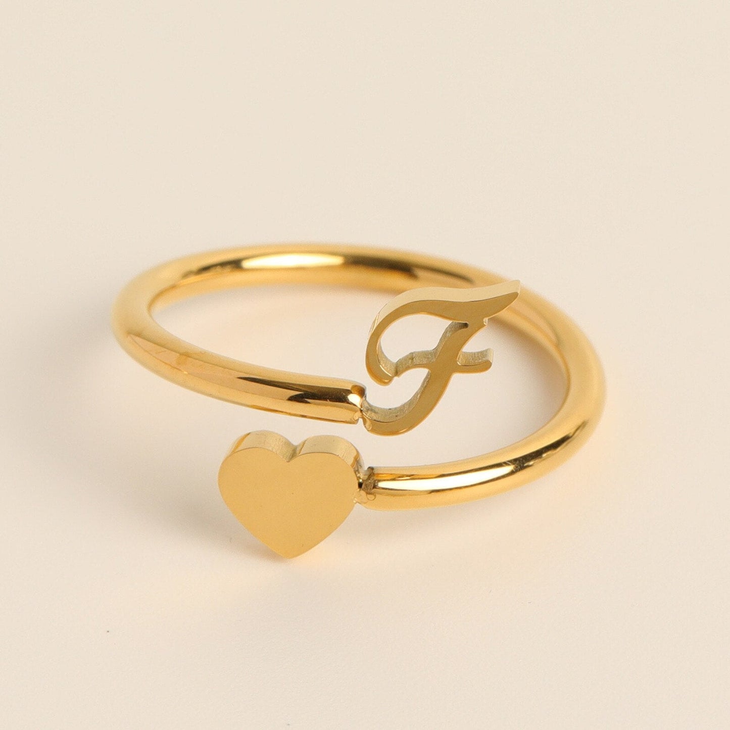 Liefdesinitiaal Ring – Persoonlijke charme met betekenisvolle gravure