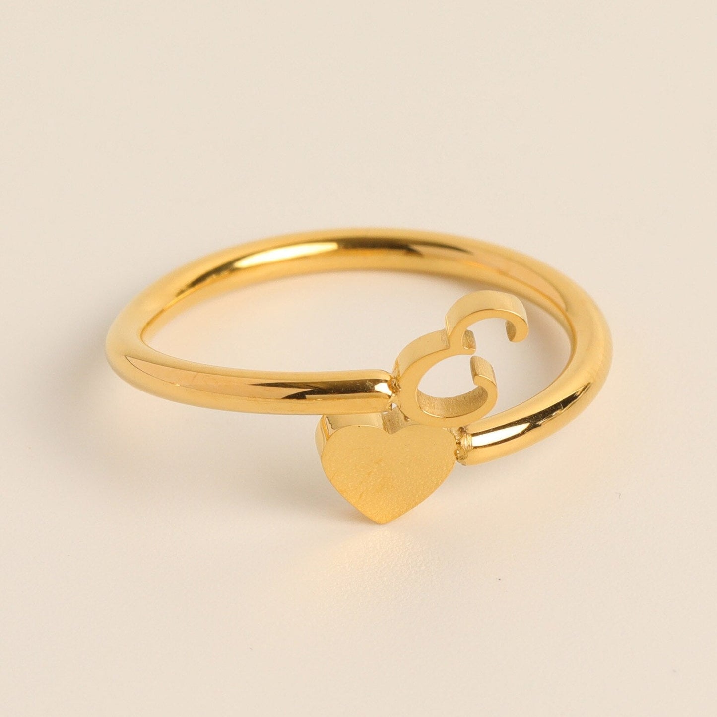Liefdesinitiaal Ring – Persoonlijke charme met betekenisvolle gravure