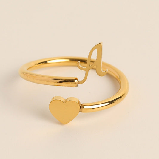 Liefdesinitiaal Ring – Persoonlijke charme met betekenisvolle gravure