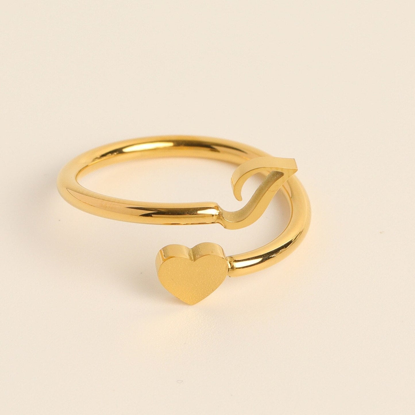 Liefdesinitiaal Ring – Persoonlijke charme met betekenisvolle gravure