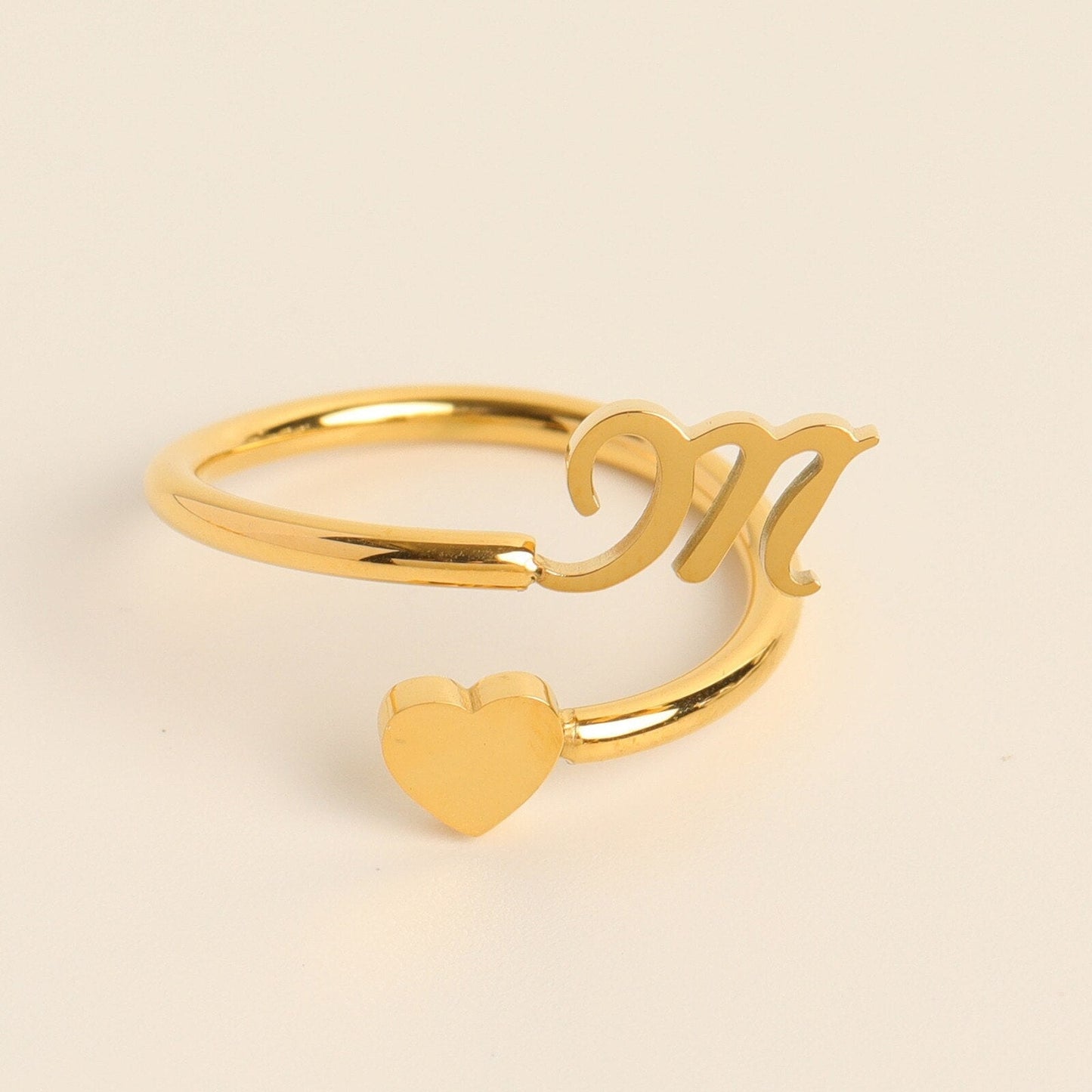 Liefdesinitiaal Ring – Persoonlijke charme met betekenisvolle gravure