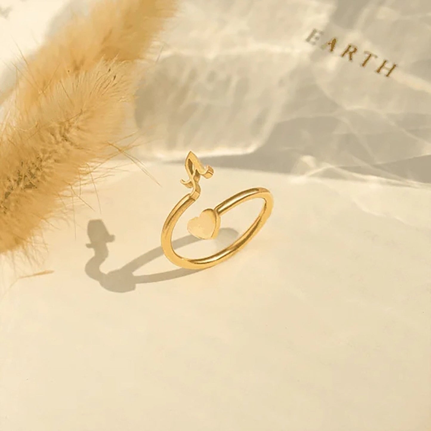 Liefdesinitiaal Ring – Persoonlijke charme met betekenisvolle gravure