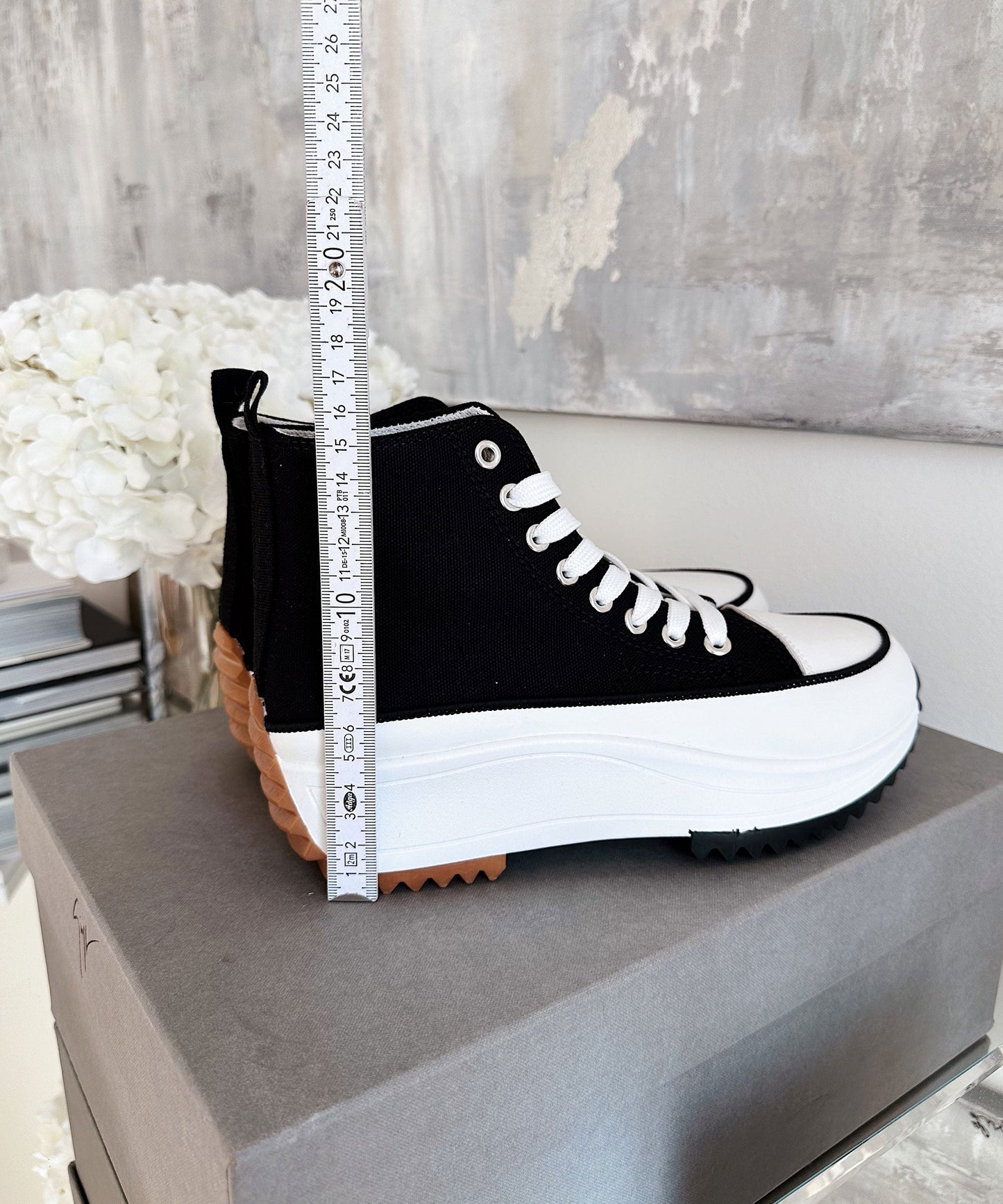 Adelia - Klassieke Zwarte High-Top Sneakers