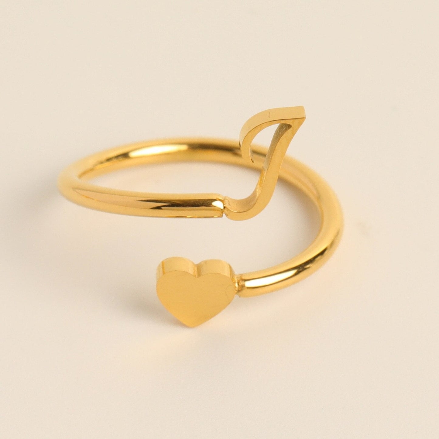 Liefdesinitiaal Ring – Persoonlijke charme met betekenisvolle gravure