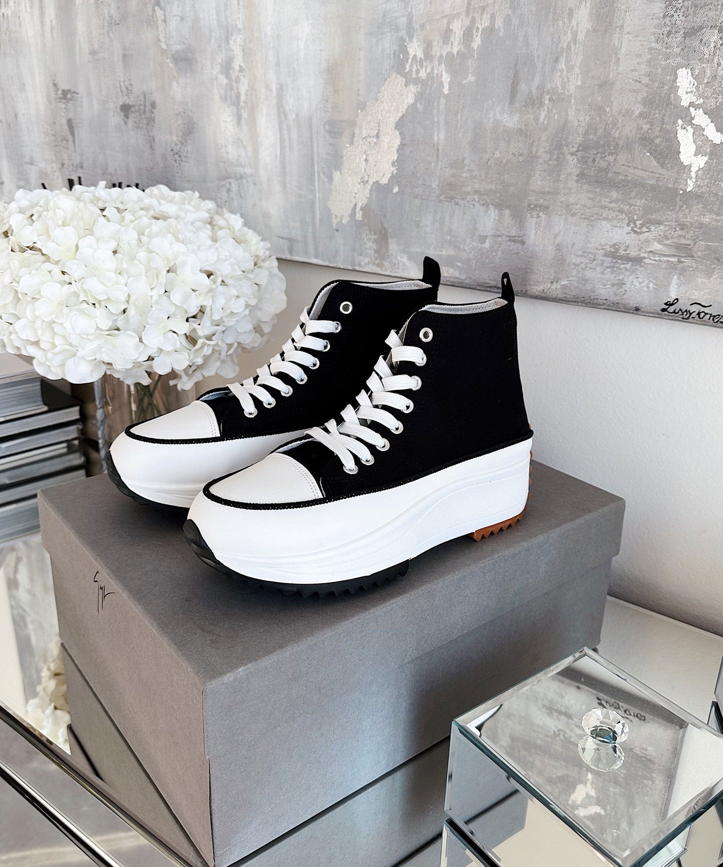 Adelia - Klassieke Zwarte High-Top Sneakers